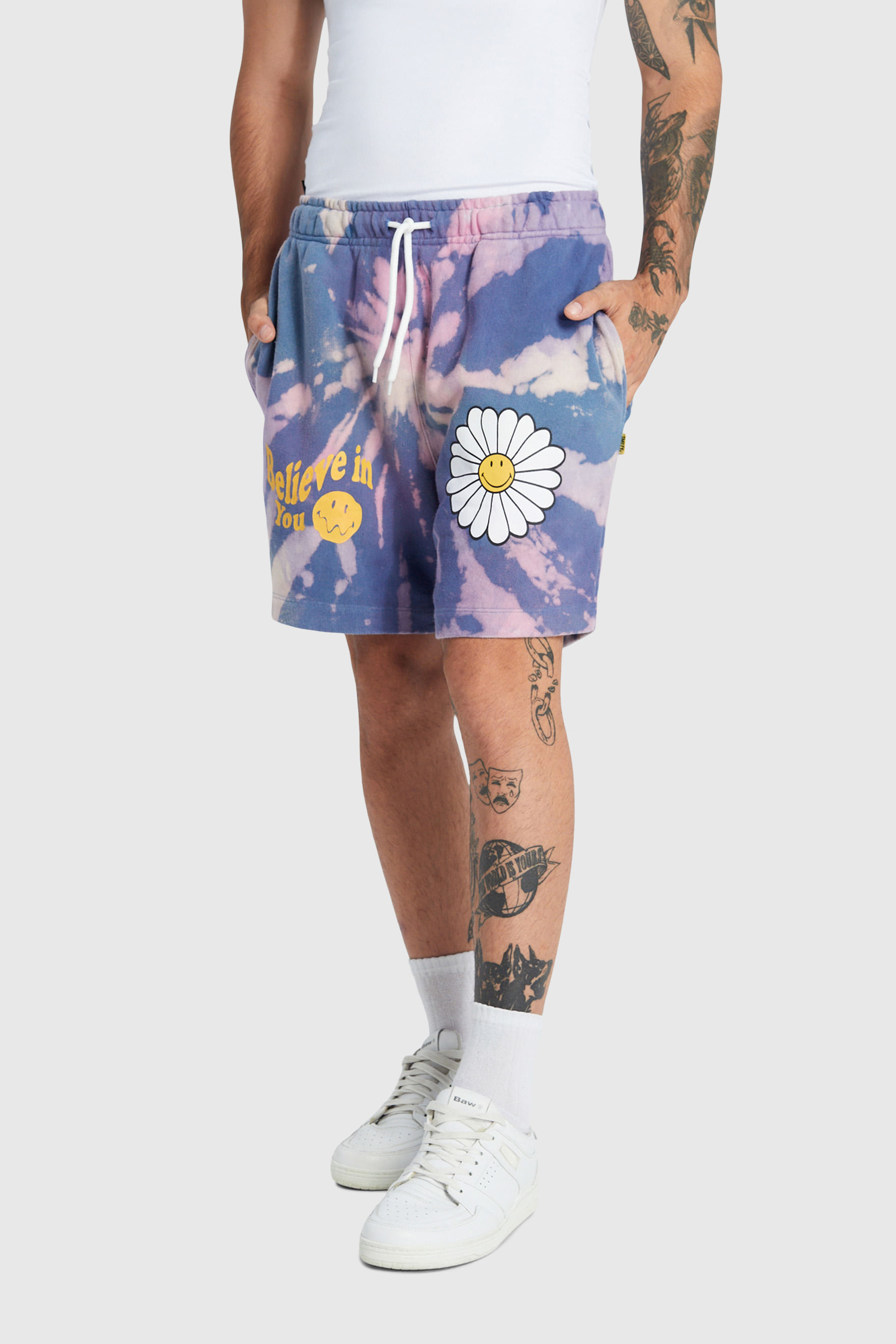 SHORTS ESSENTIALS SMILEY TIE DYE