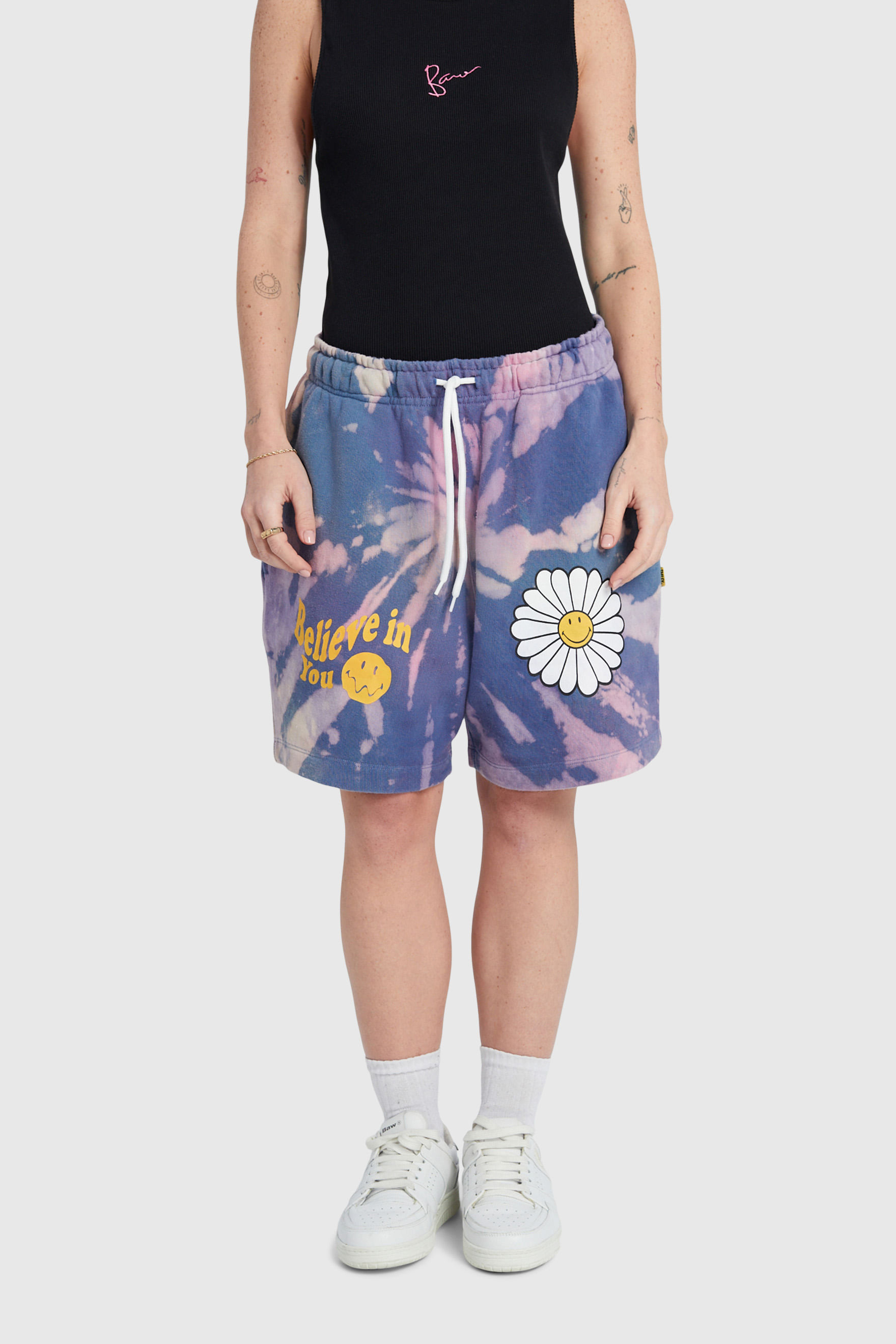 SHORTS ESSENTIALS SMILEY TIE DYE